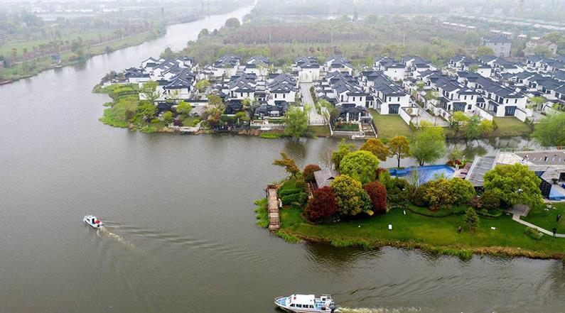 水韻湖城太清沿岸長(zhǎng)興縣楊家浦國(guó)控?cái)嘌桓?></a>
		<figcaption>
<h4>水韻湖城太清沿岸長(zhǎng)興縣楊家浦國(guó)控?cái)嘌桓?/h4>
<em>河道生修復(fù)工程</em>
<p>本工程位于洪橋鎮(zhèn)，本次生態(tài)修復(fù)范圍為北橫港及其叉港，東段為楊家浦閘至圖影扶欄橋段，西段為楊家浦港至陽(yáng)墩漾，主河道總長(zhǎng)7.36km，叉港總長(zhǎng)8.15km。所需松木樁規(guī)格為3米小頭11-12CM型號(hào)，所用數(shù)量為:10萬(wàn)根左右。松木樁在生態(tài)修復(fù)中可以發(fā)揮重要作用。它可以幫助改善水土流失，保護(hù)水體，減少污染物向水體的遷移，促進(jìn)水體環(huán)境的恢復(fù)。</p>
</figcaption>
		</figure>
			    <figure class=