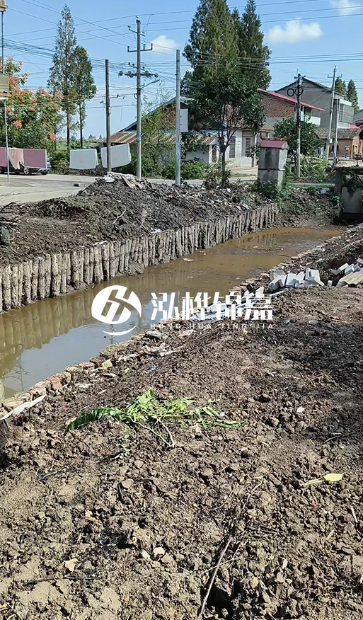 打樁木樁為什么要一根根挨著打？100米河堤需要打多少根木樁？