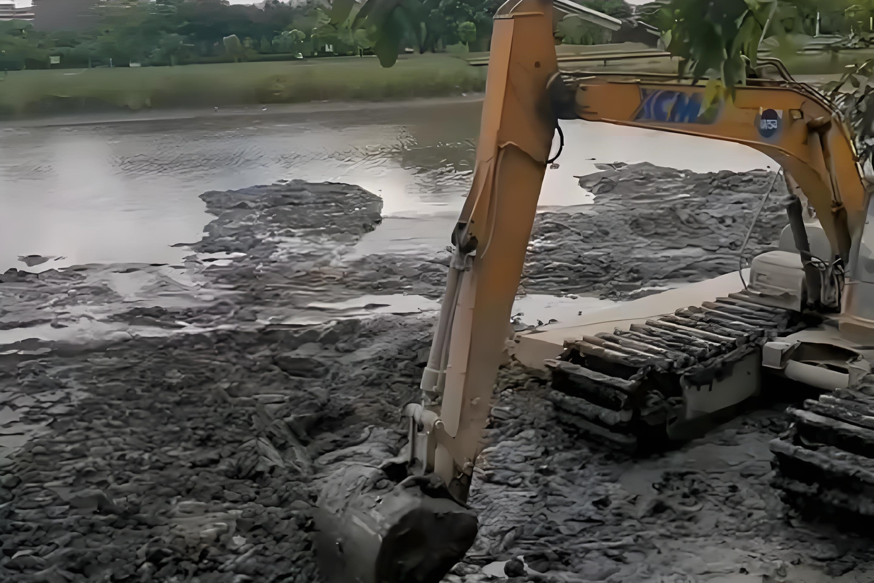 廣東東莞挖機(jī)清淤施工隊-水塘清淤需要請專業(yè)隊伍嗎？