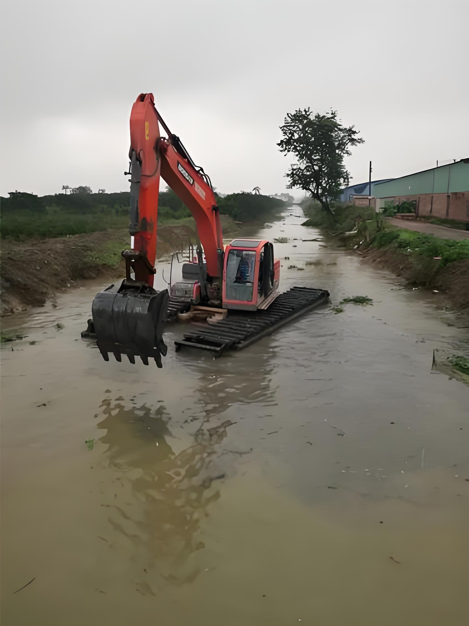 四川自貢挖機(jī)清淤施工隊 - 水上挖機(jī)清淤能處理含有水草的淤泥嗎？
