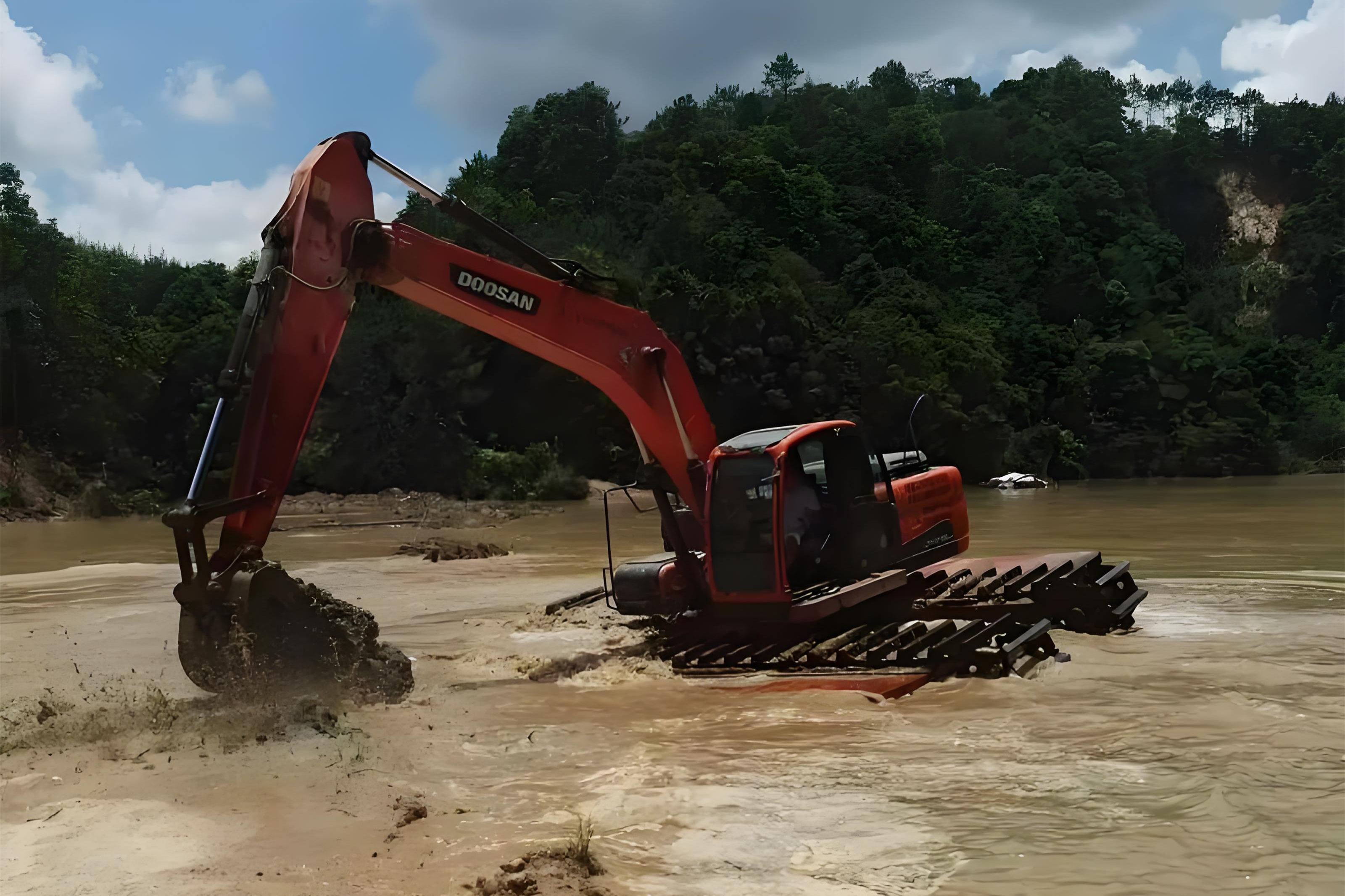 浙江杭州挖機(jī)清淤施工隊-沼澤地清淤需要先排水嗎？