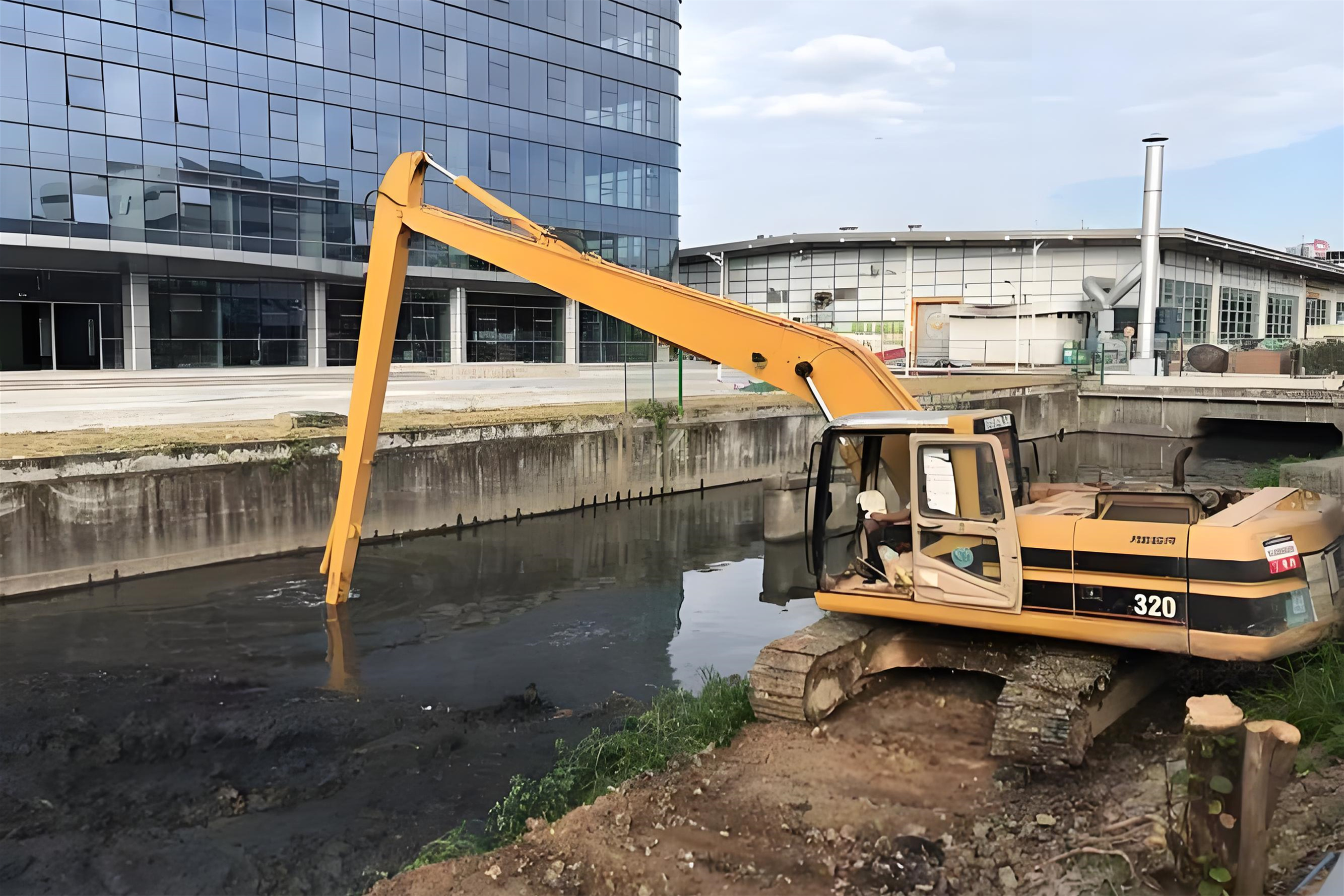 北京豐臺區(qū)水上挖機(jī)清淤隊-沼澤地清淤后土壤如何處理？